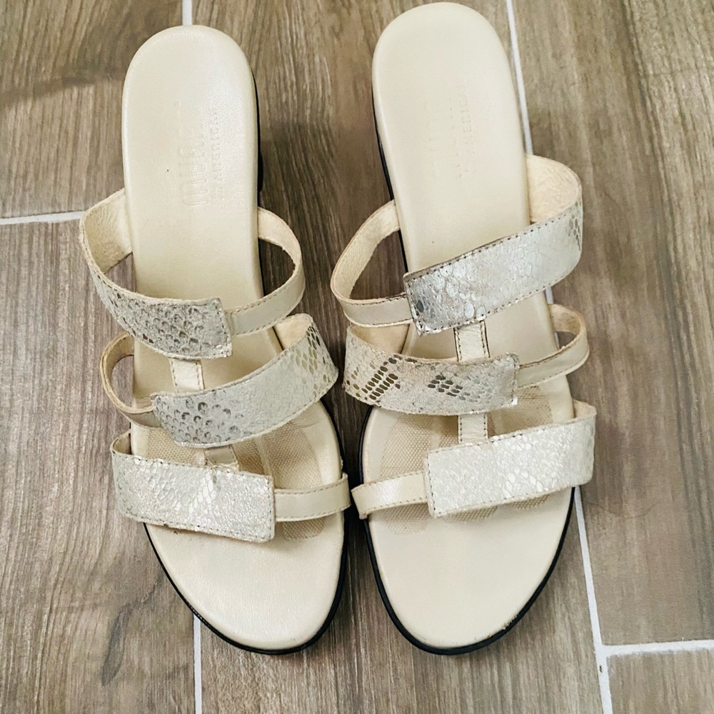 Munro Chunky Kitten Heels